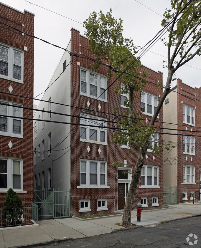 Primary Photo - 189 Pine St