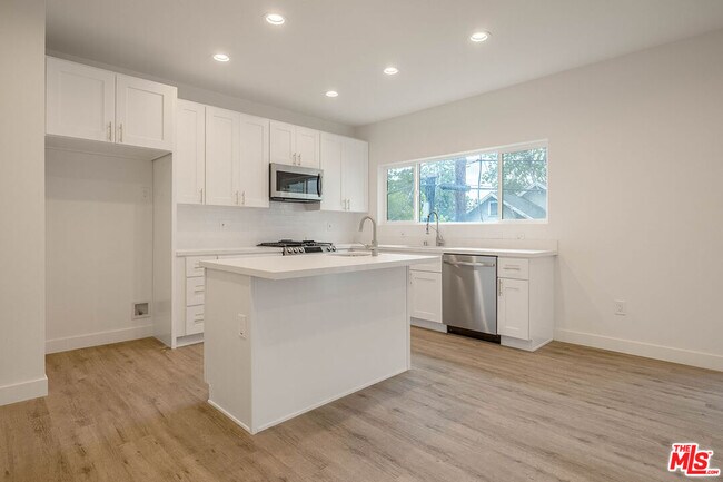 Foto del edificio - 4939 1/2 Elmwood Ave