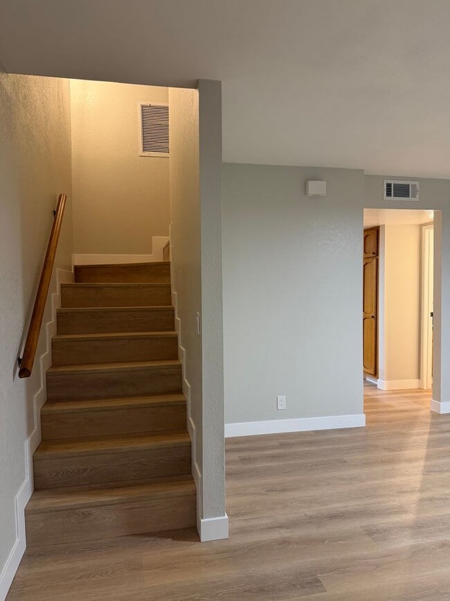 Building Photo - Please Contact VAUGHN REALTY to set up an appointment 760-446-6561