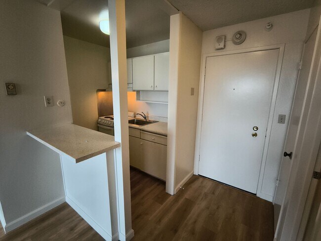 Building Photo - NEWLY UPDATED!! Studio for Rent at the Watergate Apartments in Emeryville!