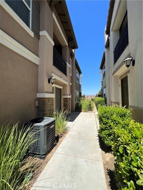 Building Photo - 15427 Park Point Ave