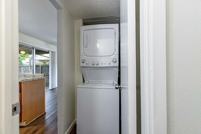 Building Photo - 8820 La Riviera Dr