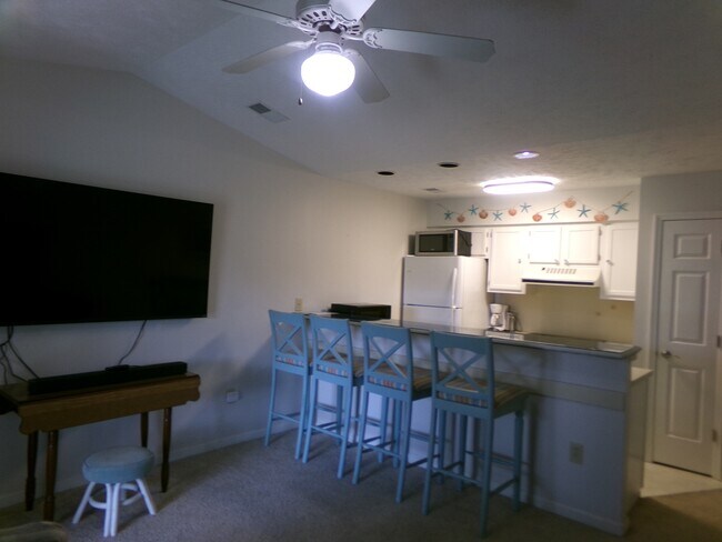 Building Photo - 4262 Pinehurst Cir