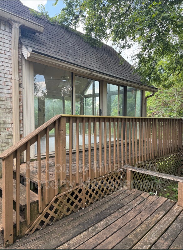 Building Photo - 553 Owendale Dr