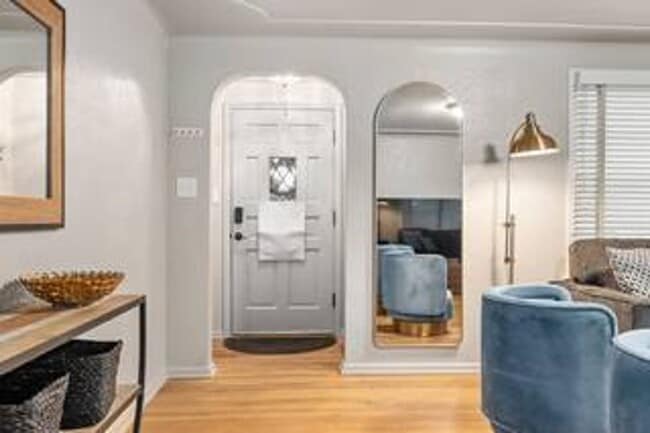 Building Photo - Elm Street Duplex