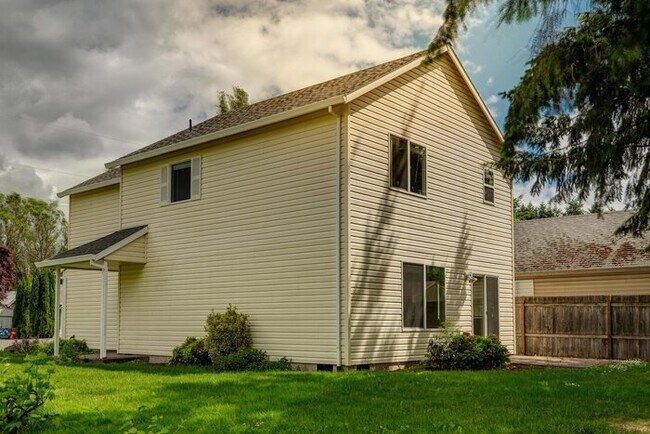 Building Photo - 4 bedroom 2.5 bath in North Plains!