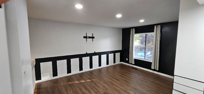 Building Photo - 935 Saturn Dr