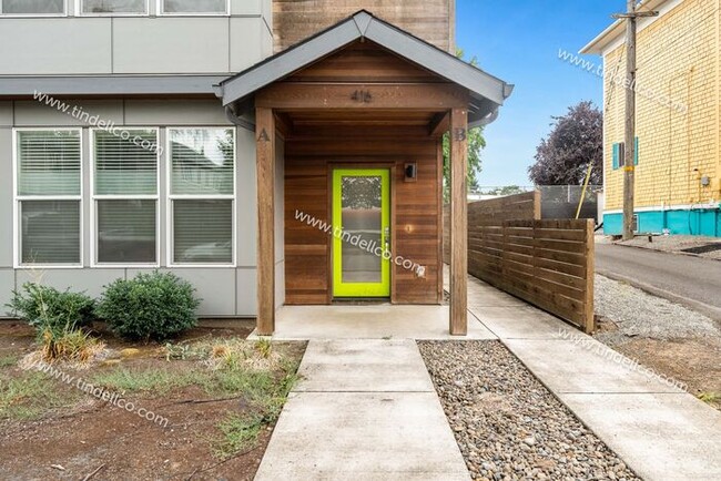 Building Photo - Modern & Spacious 3-Level Townhome with Lu...