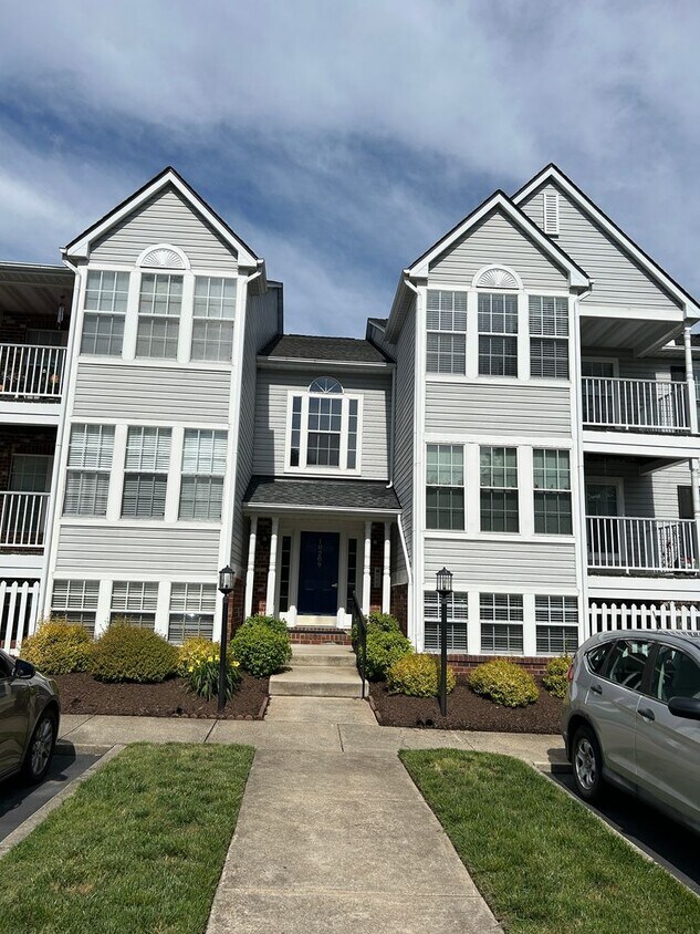 Foto principal - Charming Top-Floor Condo in Laurel Lakes –...