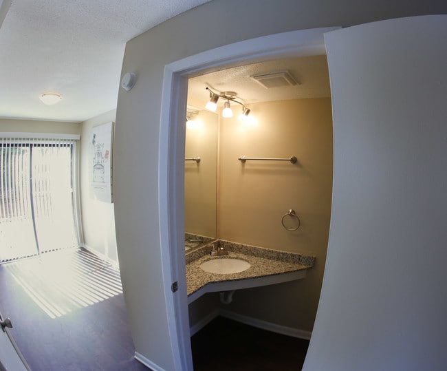Building Photo - 3243 Kenelworth Dr