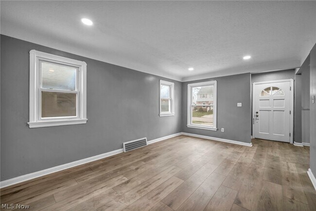 Foto del edificio - 3202 Parklane Dr