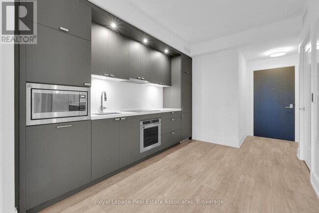 Building Photo - 259 The Kingsway