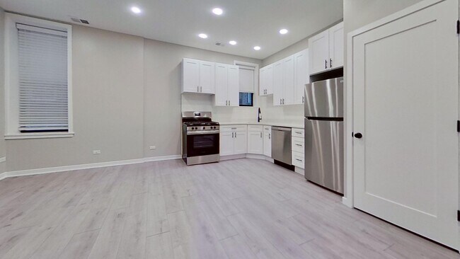 Foto del edificio - Recently Updated Raised First Floor East Lakeview One Bedroom