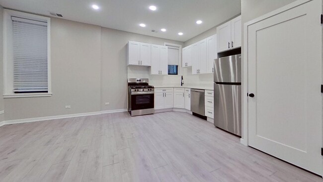 Building Photo - Recently Updated Raised First Floor East Lakeview One Bedroom