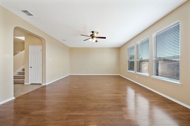 Building Photo - 3 Bedroom/2.5 Bath Loma Vista Subdivision