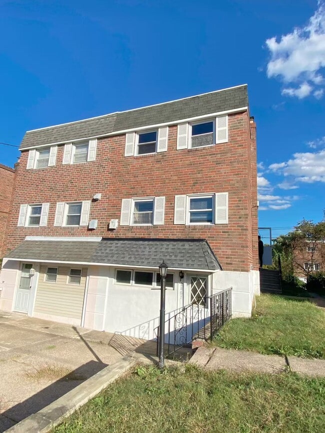 Building Photo - 2867 Walnut Hill St