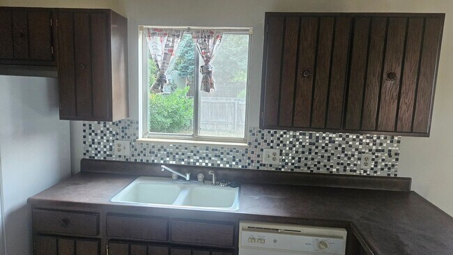 Building Photo - Cute 3 Bedroom Home Minutes from CSU