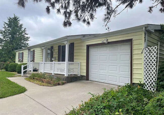 Building Photo - 3 br, 1.5 bath House - 313 West Burlington...