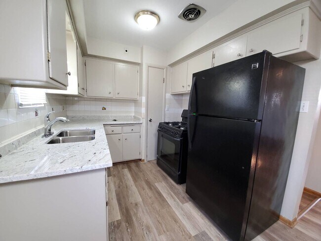 Building Photo - 3952 S 43rd St