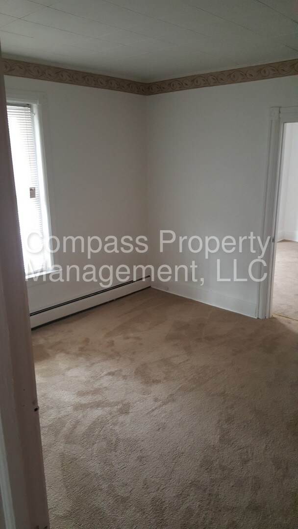 Building Photo - 571 Olive St