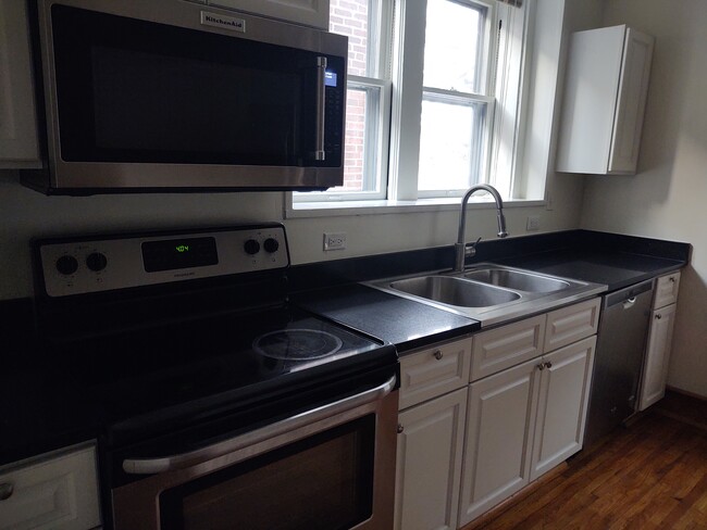 Granite to kitchen with new appliances - 1721 Nicholson Pl