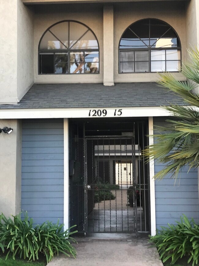 Building Photo - 1209 Robinson Ave