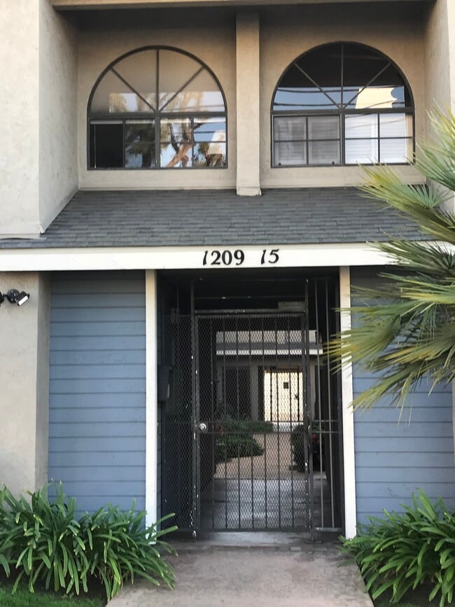 Building Photo - 1209 Robinson Ave
