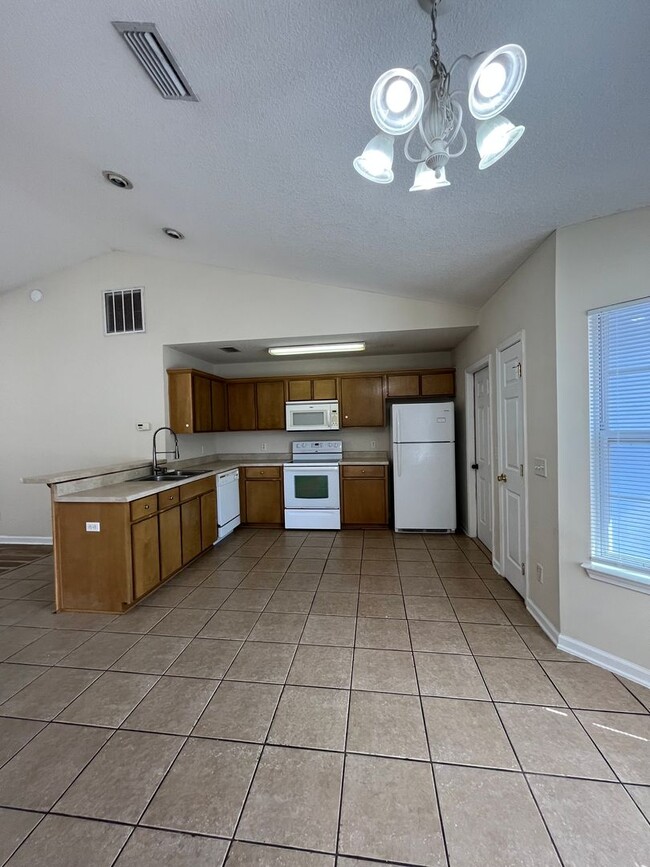 Building Photo - 209 Royal Palms Ave