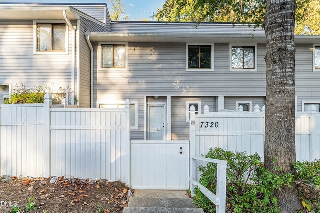 Building Photo - Room in Townhome on Sandy Creek Dr