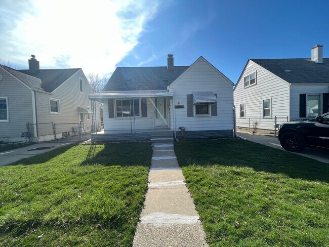 Building Photo - Great 3 Bed, 2 Bath home with Garage & Fin...
