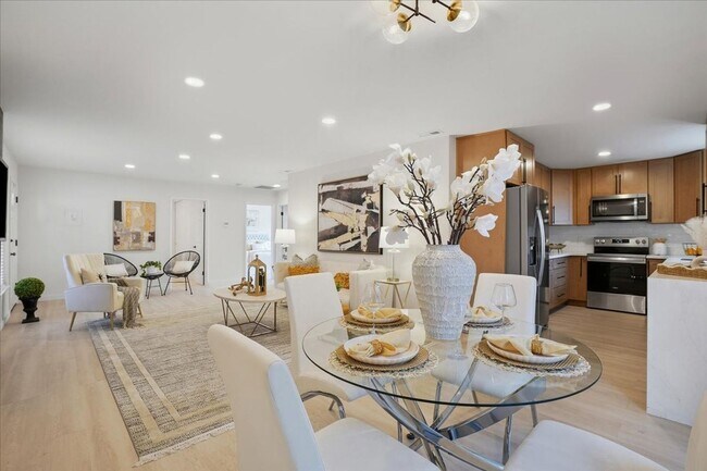 Foto del edificio - Concord Stunning! fully remodeled 3 bedroom 2 bathroom single family home w/ 2 car garage