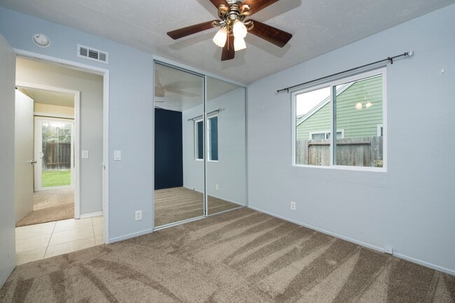 Building Photo - 620 Myrtlewood Ct