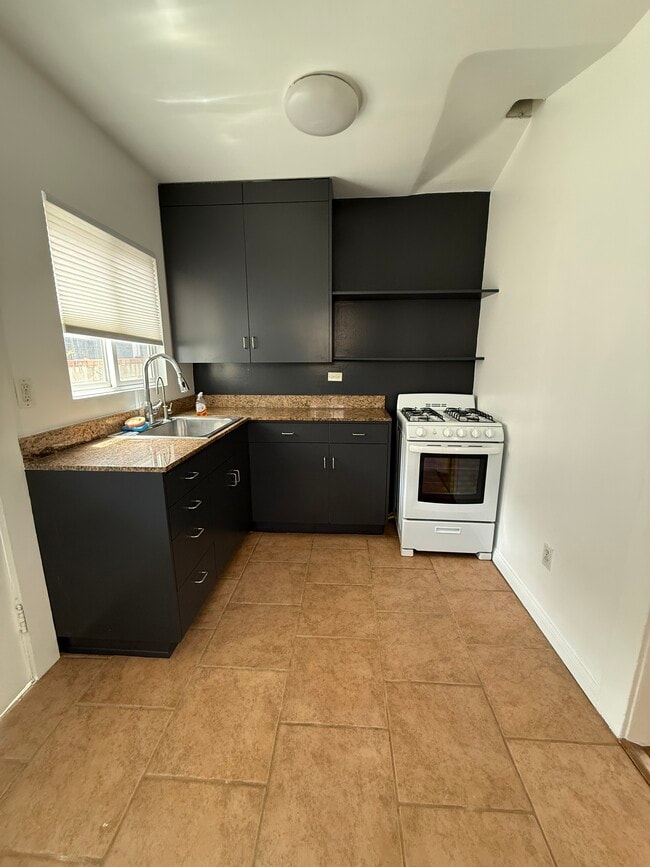 Small Kitchenette (no Dishwasher) - 4241 Lincoln Ave