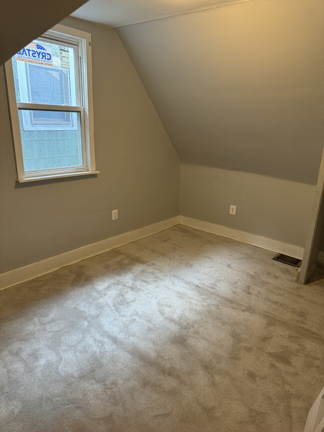 Building Photo - 4 Bedroom/1.5 Bathroom Single Family on Qu...