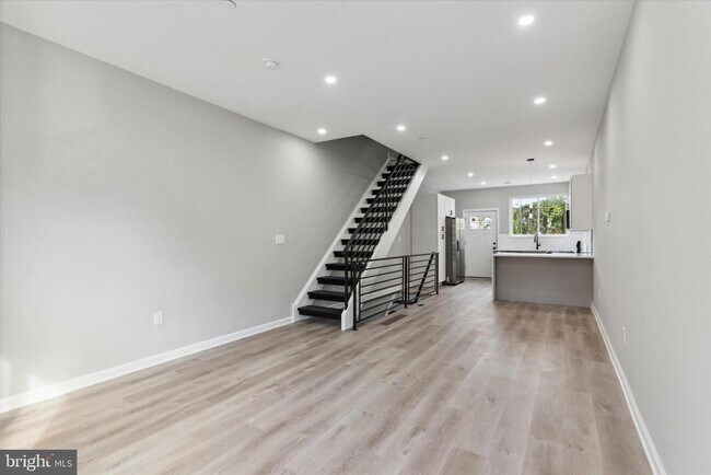 Building Photo - 2529 N Mascher St