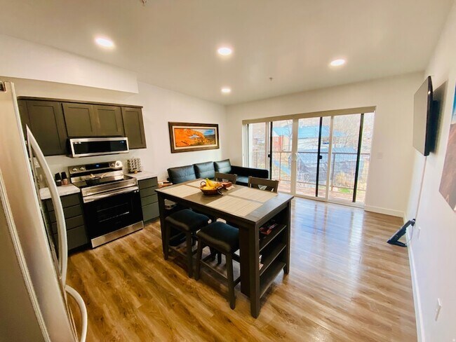 Foto del edificio - 443 Kane Creek Blvd