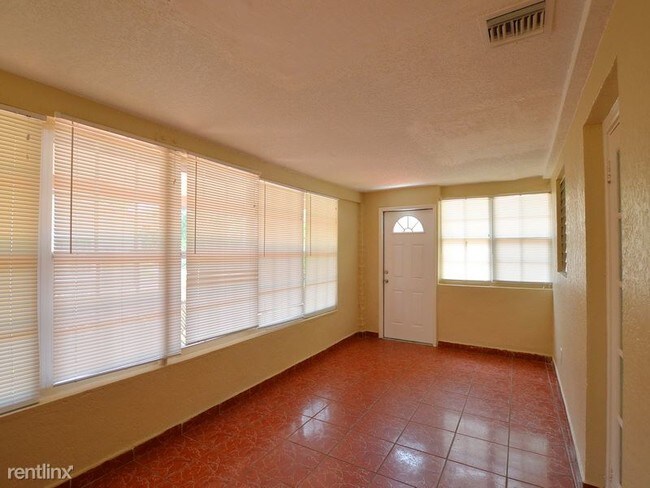 Foto del edificio - 430 NE 164th St