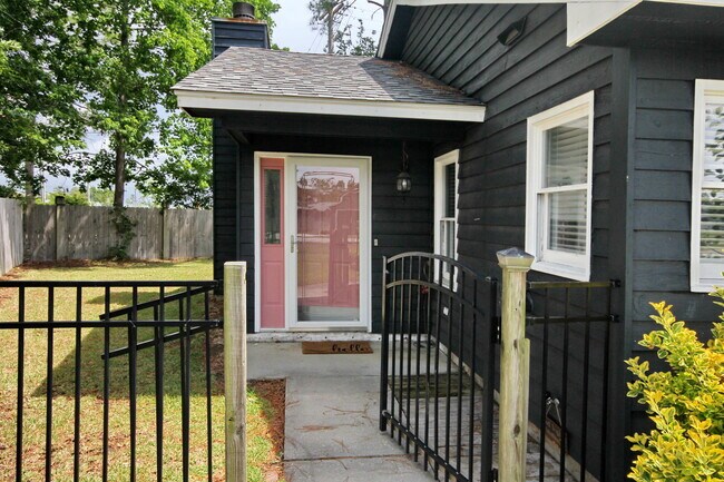 Building Photo - 306 Robin Hood Cir