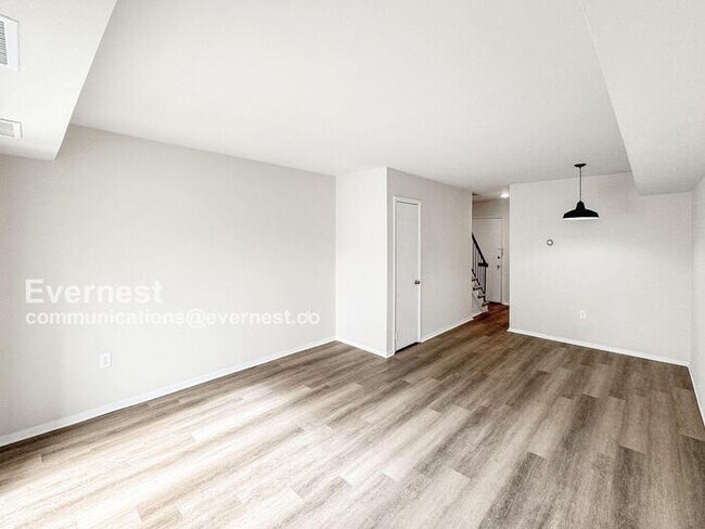 Foto del edificio - 2 Bed & 1.5 Bath Townhouse in Colonial Heights / Available Now!