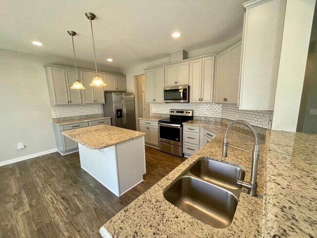 Foto del edificio - Gorgeous 4 Bed 2.5 Bath Home in GSO