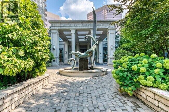 Photo du bâtiment - 15-2815 Greenview Ave