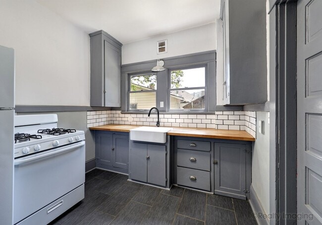Building Photo - 6015-6017-6017 SE 99th Ave