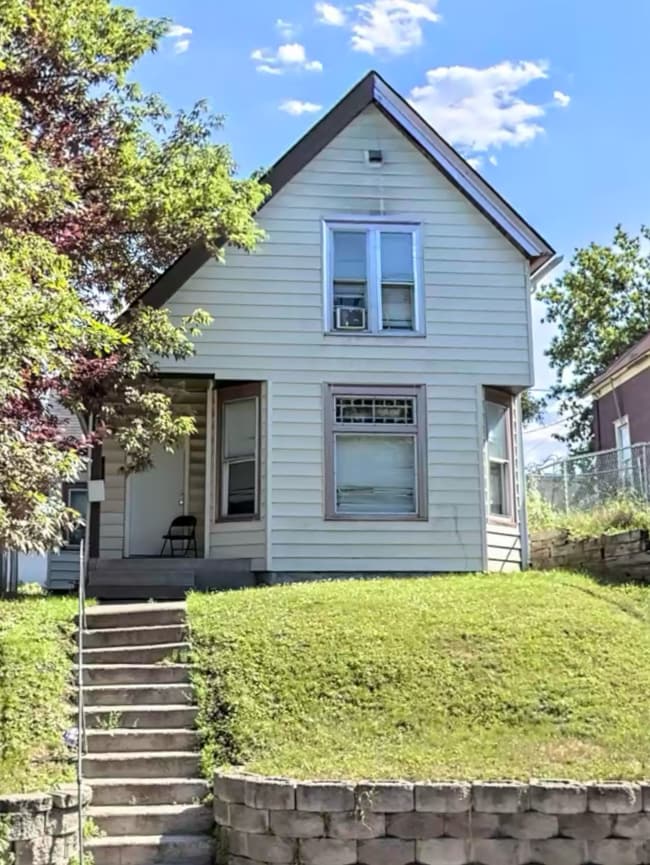 Building Photo - 1146 Reaney Ave E