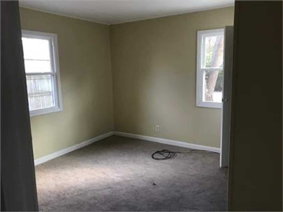 Building Photo - 1403 Laurel Dr