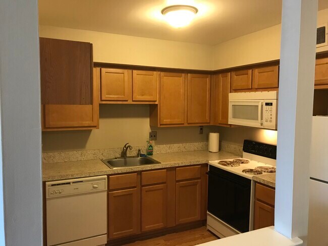 Kitchen - 5200 Hilltop Dr