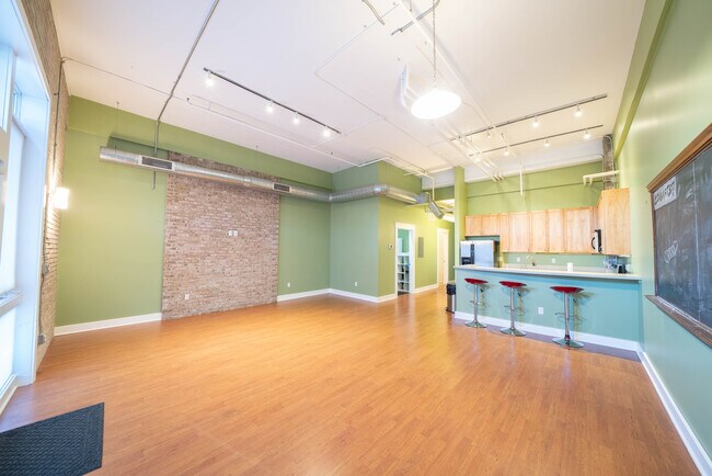 Sala/Comedor - 600 Broadway Ave NW