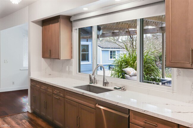 Building Photo - 3 br, 2.5 bath House - 20 Bay Way