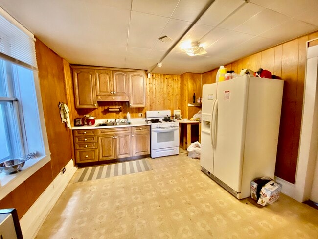 Building Photo - 225 Jones Ave