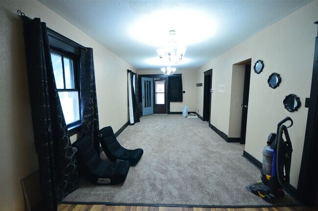 Building Photo - 108 W J St