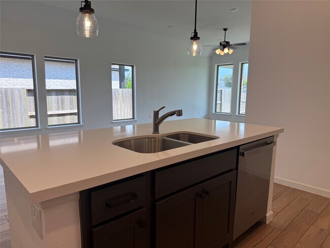 Foto del edificio - 4942 Hitchings Ct